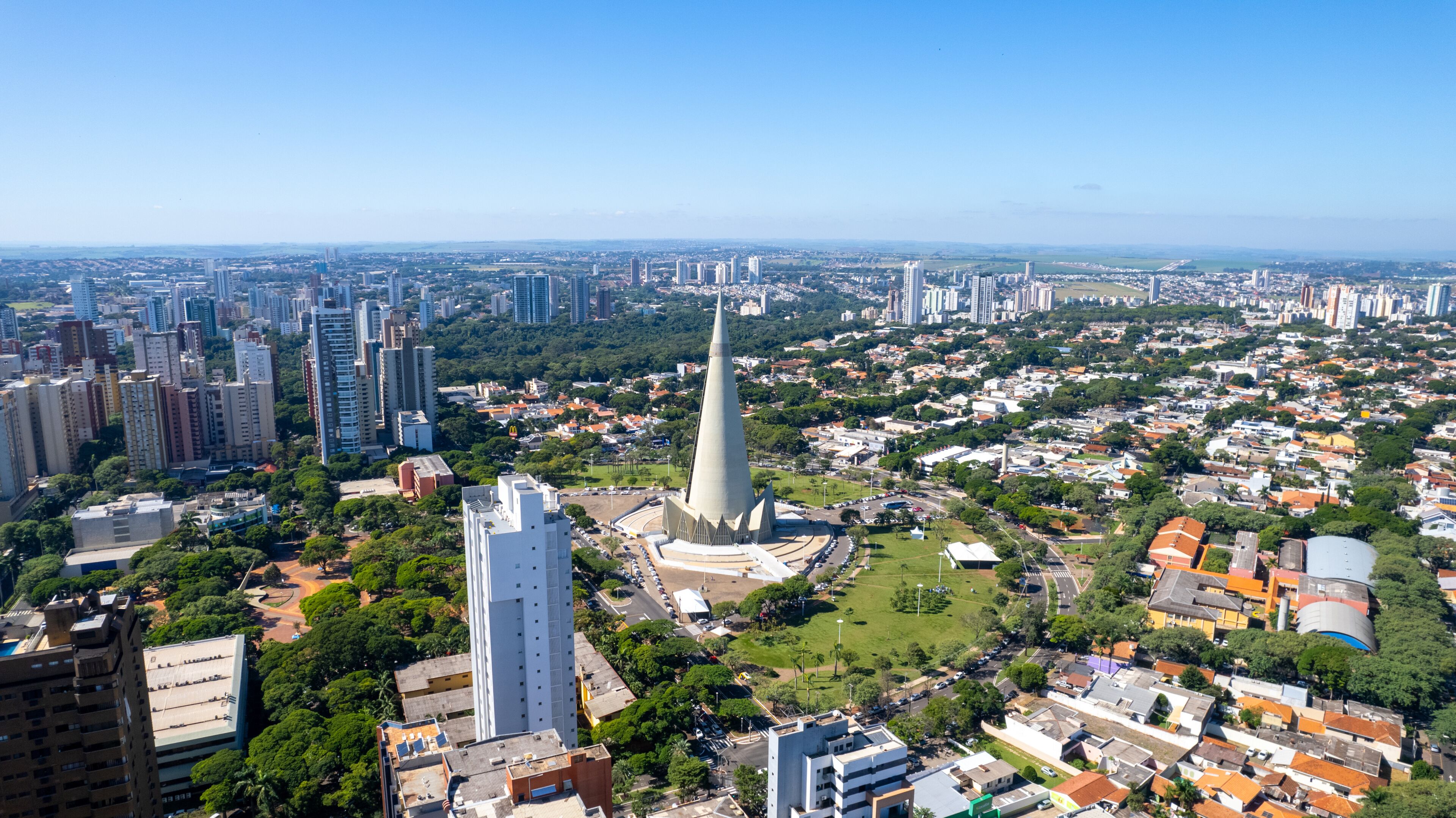 Maringá, vista aérea da cidade de maringá, paraná, brasil. Catedral de Maringá, Parque do Ingá.