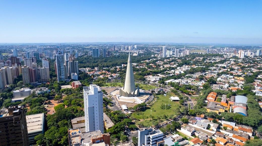 Maringá, vista aérea da cidade de maringá, paraná, brasil. Catedral de Maringá, Parque do Ingá.