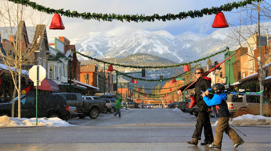 Montana que incluye escenas urbanas y una pequeña ciudad o pueblo y también una familia