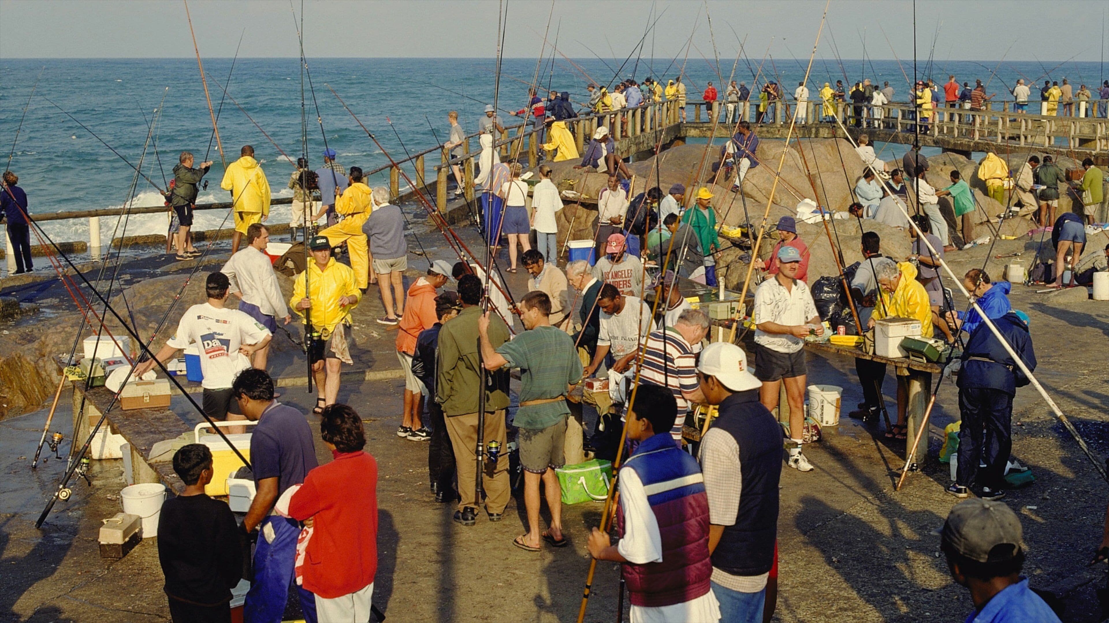 Margate showing fishing and general coastal views as well as a large group of people