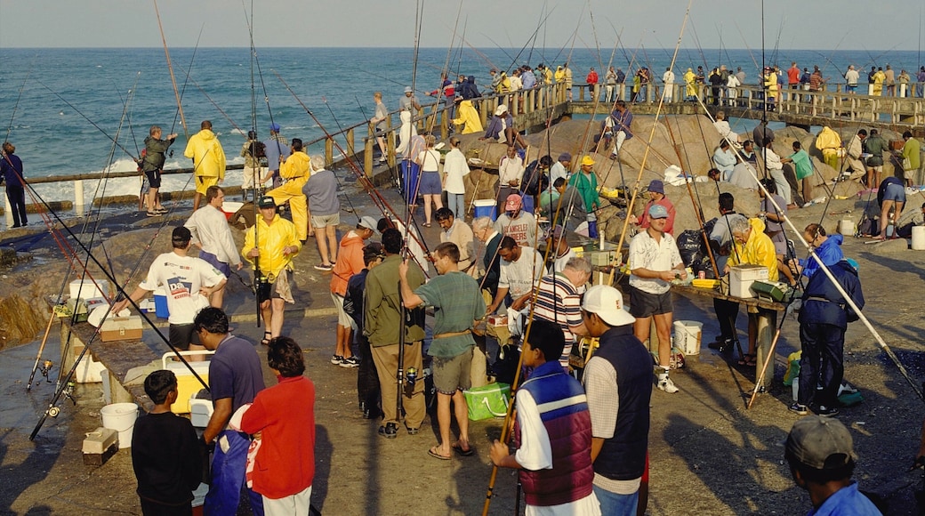 Margate showing fishing and general coastal views as well as a large group of people