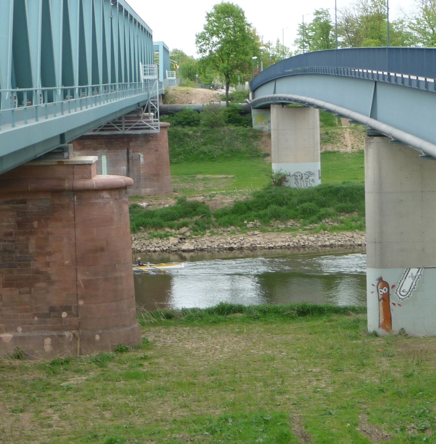 Eisenbahn- und Fußgängerbrücke