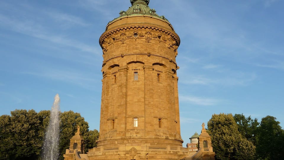 Der Wasserturm wurde 1886 bis 1889 gebaut und ist 60 Meter hoch.