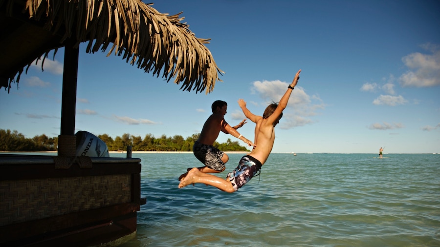 Manihiki which includes swimming and general coastal views as well as children