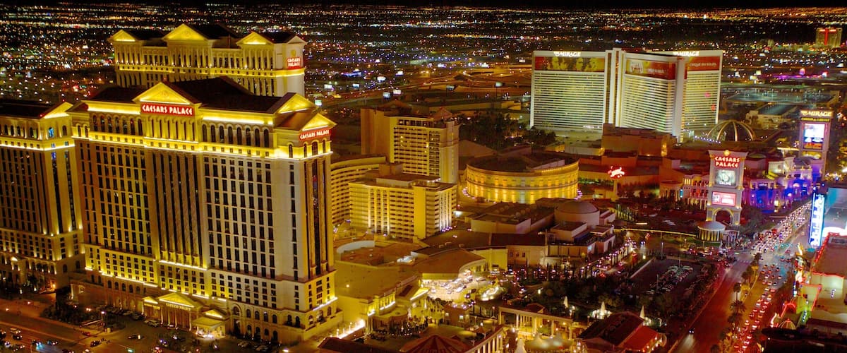Een nachtzicht van de Las Vegas Strip met opvallende gebouwen zoals Caesars Palace en Mirage casino's.
