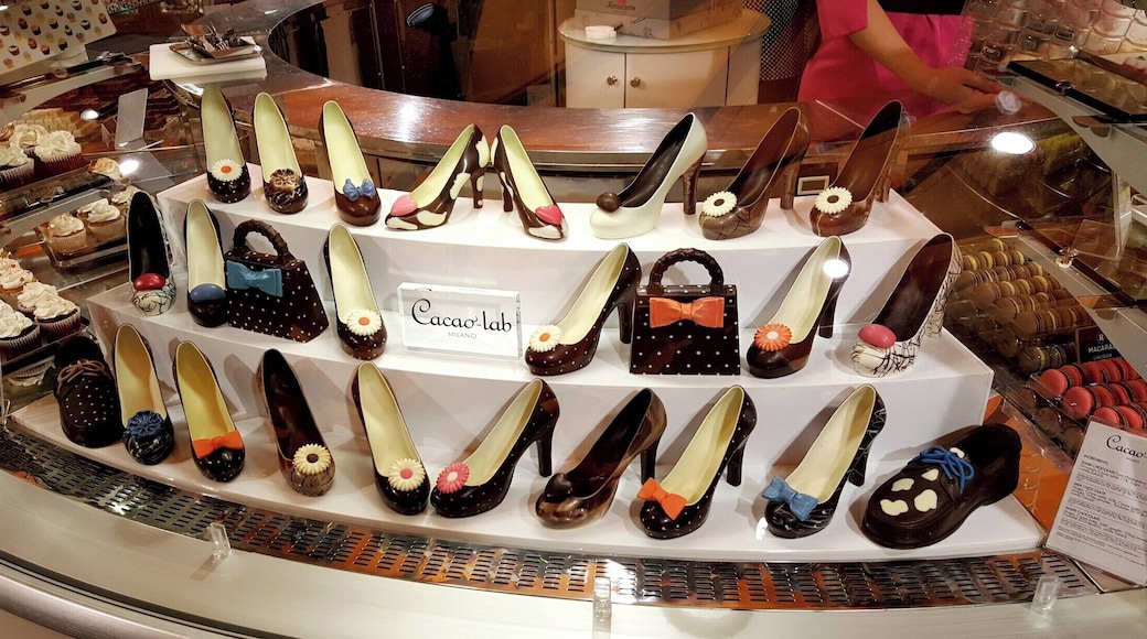 Eatable chocolate shoes and bags! Really nice! #cacaolab #delicious