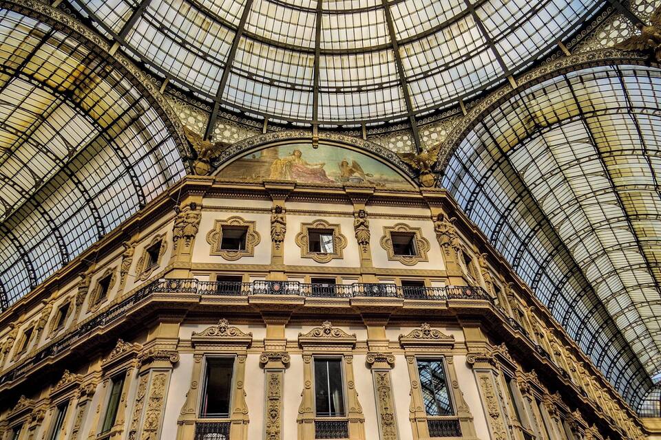 Un edificio maestoso con una cupola in vetro e sculture elaborate.