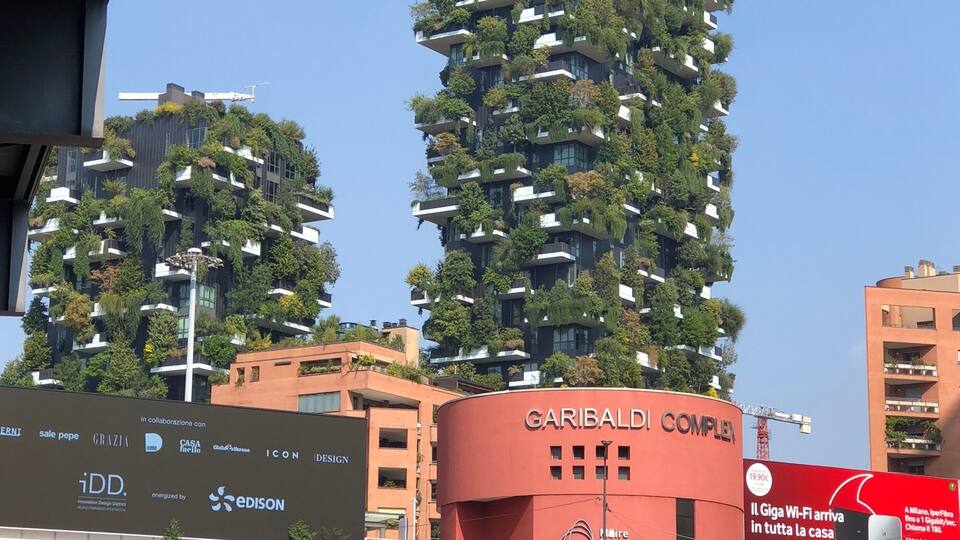 Ein modernes Gebäude mit vertikalen Gärten und einer roten Beschilderung mit dem Schriftzug "GARIBALDI COMPLEX".
