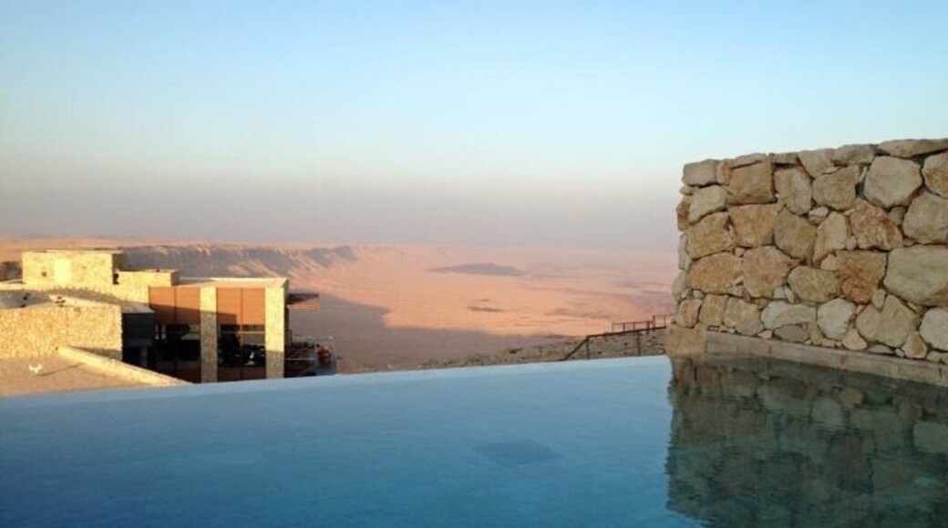 Soaking in the #infinity #pool at #hotel #beresheet in the #desert and gazing into #makhtesh #ramon