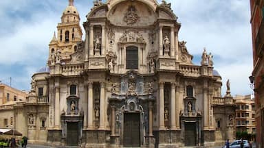 Uma igreja grandiosa e ricamente decorada, com esculturas detalhadas e uma grande cúpula.