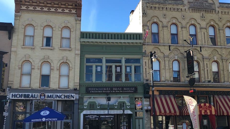 Apparently, there’s a huge German community in this city. That’s why most of them are tall & blond-haired. I feel like a midget. lol #milwaukee #wisconsin #midwest #usa #oldworld #thirdstreet #german #germancommunity #travelbug #wayfarer #gadabout #nomad #wanderlust #architecture