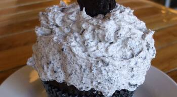 THE BEST Oreo cupcake! The frosting tasted just like the center of an Oreo - and the recipe is top secret! #SweetSpot