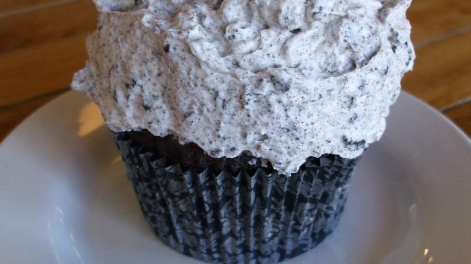 THE BEST Oreo cupcake! The frosting tasted just like the center of an Oreo - and the recipe is top secret! #SweetSpot