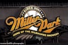 Une enseigne indiquant l’emplacement du Miller Park, le stade des Milwaukee Brewers, avec un motif représentant un ballon de baseball et des étoiles.