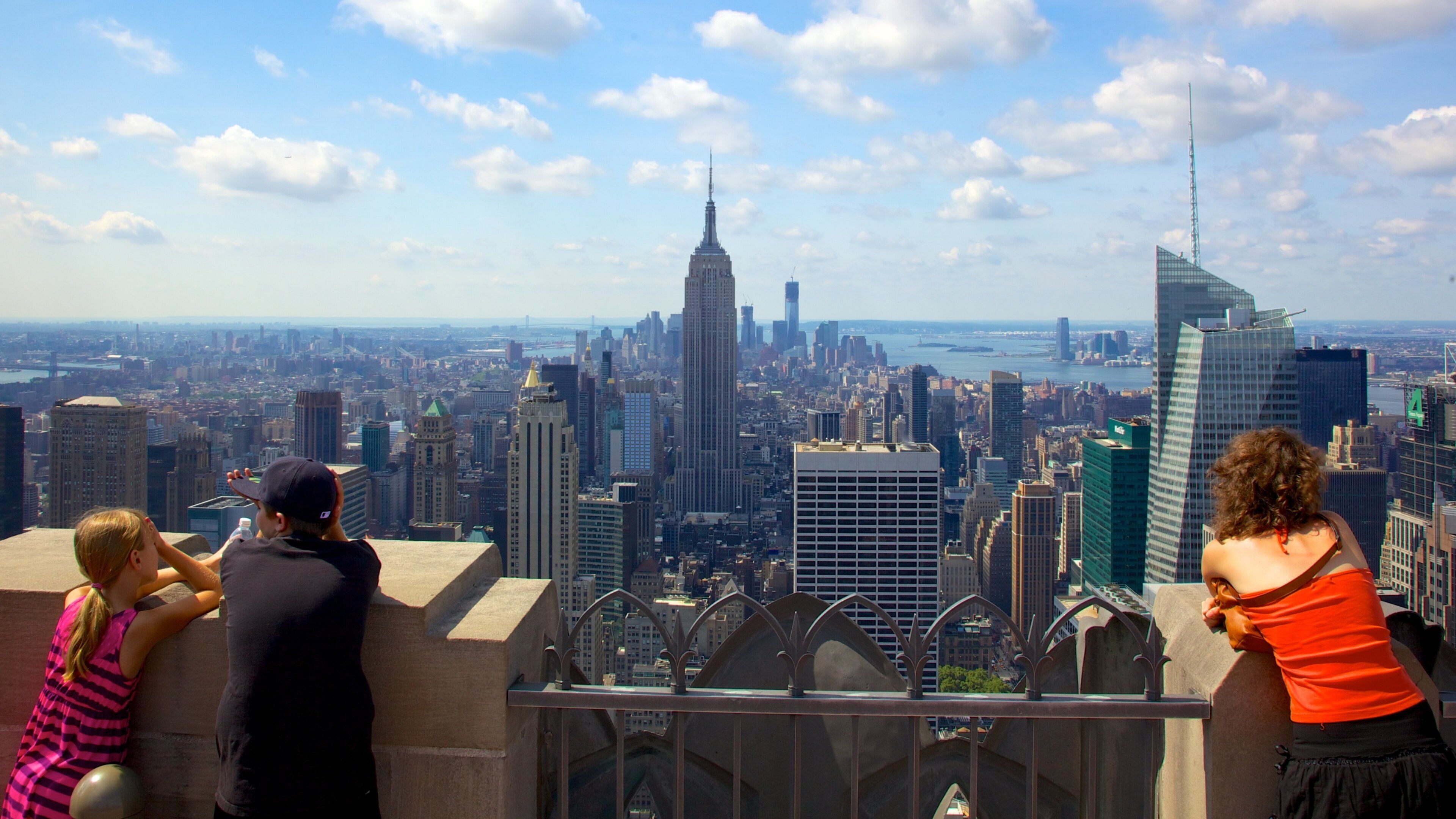 Nueva York que incluye un edificio de gran altura, horizonte y una ciudad