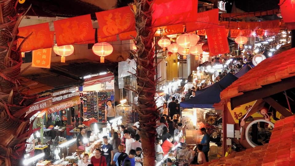 Jonker Street – the centre street of Chinatown – was once renowned for its antique shops. However over the years it has turned to clothing and crafts outlets as well as restaurants. The best part of Jonker Street is the night market on Fridays and Saturdays that sells everything from tasty treats to cheap keepsakes.
#AboveItAll #markets