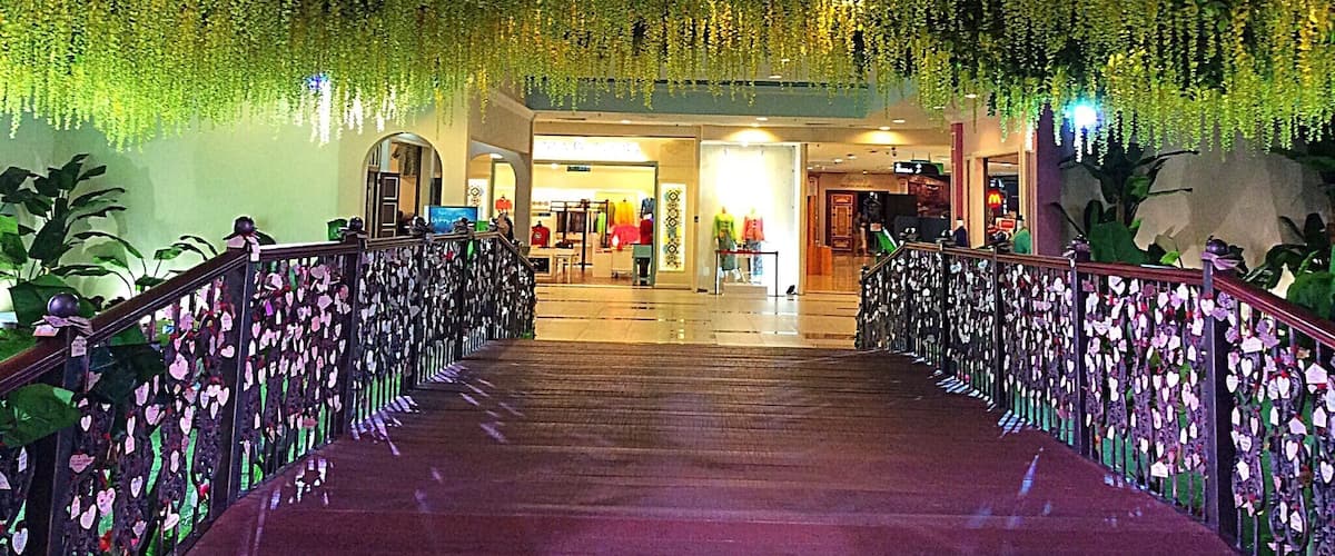 The interior of this shopping mall.