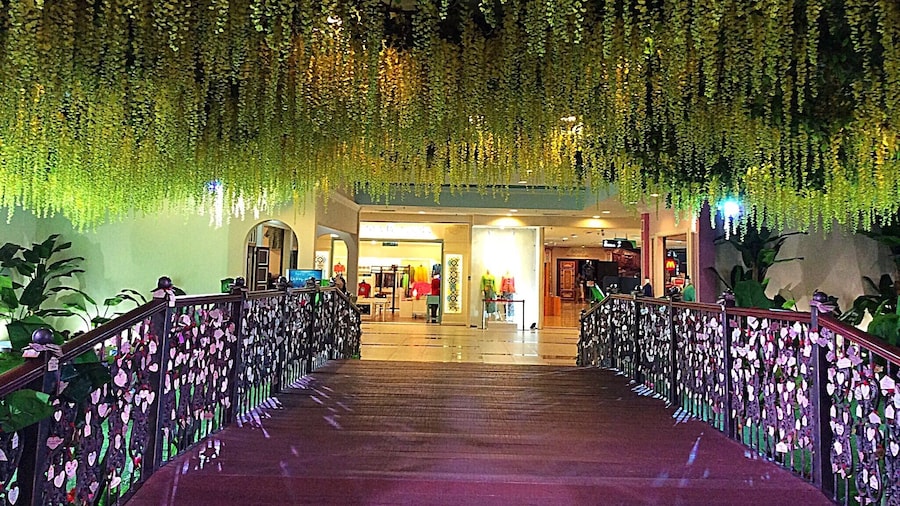The interior of this shopping mall.