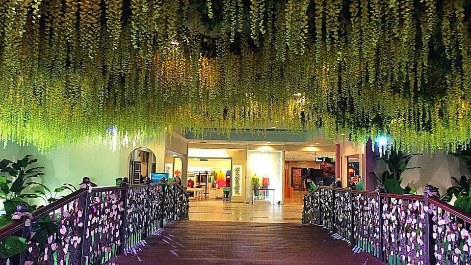 The interior of this shopping mall.