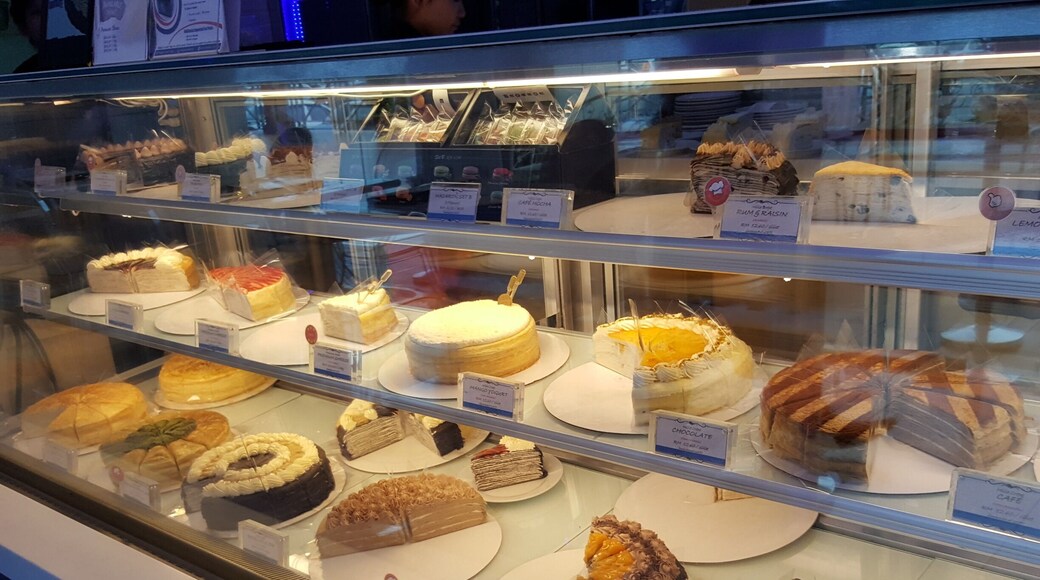 Mille crepe cakes at Nadeje are really popular as they ooze with vanilla goodness at every single layer.
Try the original before you order any other!