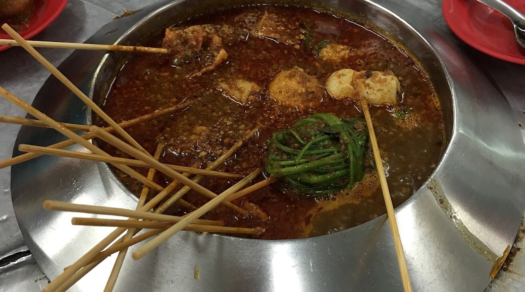 Ban Lee Siang (万里香)means the nice aroma can travel thousand miles. The speciality is you may select the food that you like, then deep into hot boil Satay source to cook. The Satay source is non-spicy. Is redo able price as they charge according to the sticks of food that you consume. According to the local there are more than one store selling Satay Ceroh.