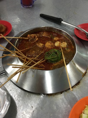 Ban Lee Siang (万里香)means the nice aroma can travel thousand miles. The speciality is you may select the food that you like, then deep into hot boil Satay source to cook. The Satay source is non-spicy. Is redo able price as they charge according to the sticks of food that you consume. According to the local there are more than one store selling Satay Ceroh.