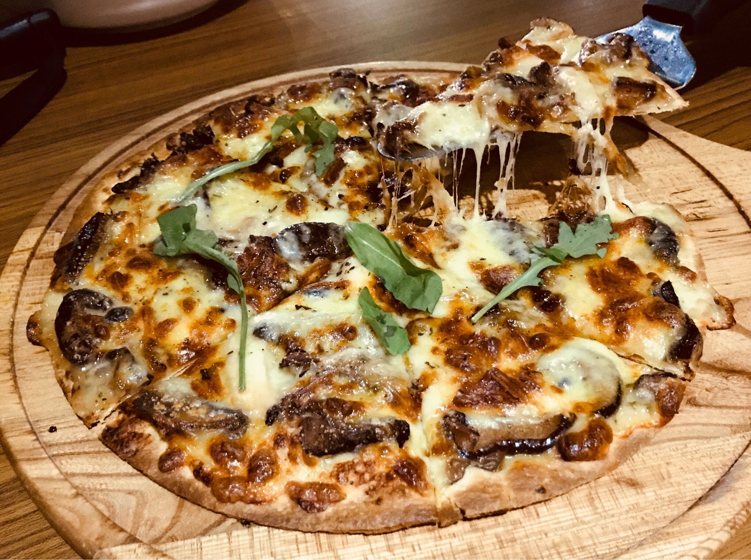 Riverside dinner @Rainforest Restaurant
try Alfredo, Shiitake & Caramelized Onion Pizza 🍕 the harmonization of cultures in a pizza pan