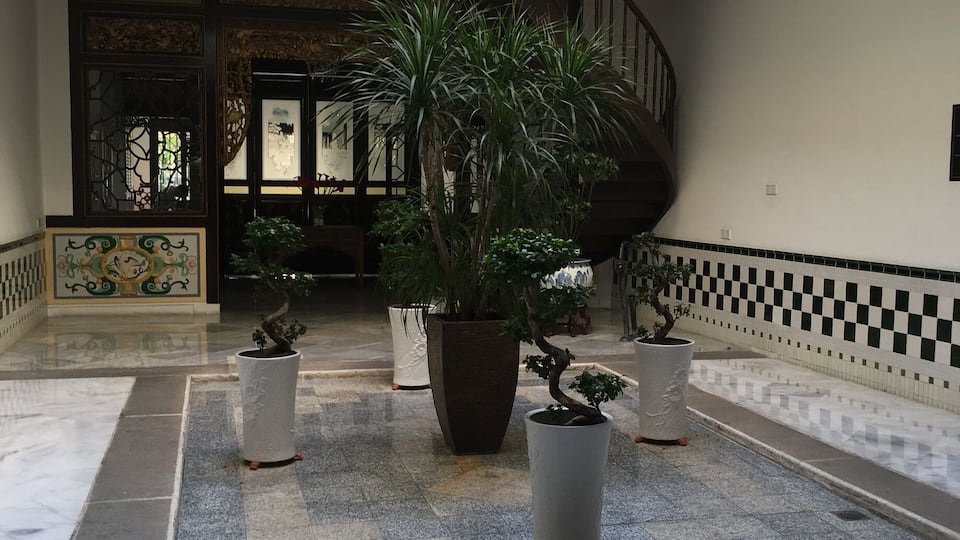 Beautiful heritage hotel, walking distance to Jonker Walk. The hotel is simple, clean, spaces. Serve simple and delicious breakfast.