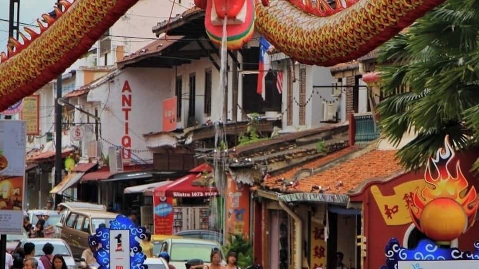 Welcome to Jonker Street, the most famous walk in the UNESCO World Heritage Site, Melaka.
Jonker street is full of fun shops from traditional to modern souvenirs, great food, massages and art. Be sure to rent a bicycle and spend the day cruising up and down all the various alleys and along the water.