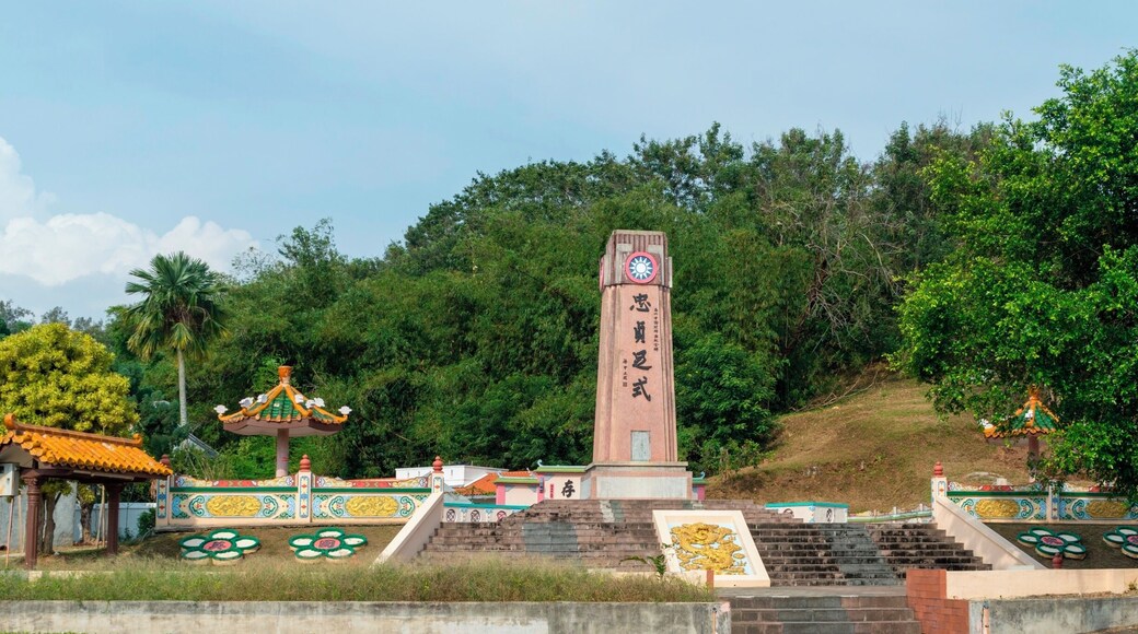 The monument consists of a single column which is inscribed: IN MEMORY OF THE UNFORTUNATE CHINESE VICTIMS DURING THE JAPANESE OCCUPATION IN MALACCA. When the Japanese invaded China, the Overseas Chinese everywhere formed anti-Japanese movements. Their resistance included remittance to China and taking up arms alongside the Allies in defence of their countries of residence. When Malacca fell into the hands of the Japanese thousands of Chinese lost their lives. The methods of execution were barbaric and inhuman. When the war ended the remains of their victims were collectively buried at the foot of Bukit China Hill. This monument was erected in memory of those unfortunate and heroic deaths in 1948.