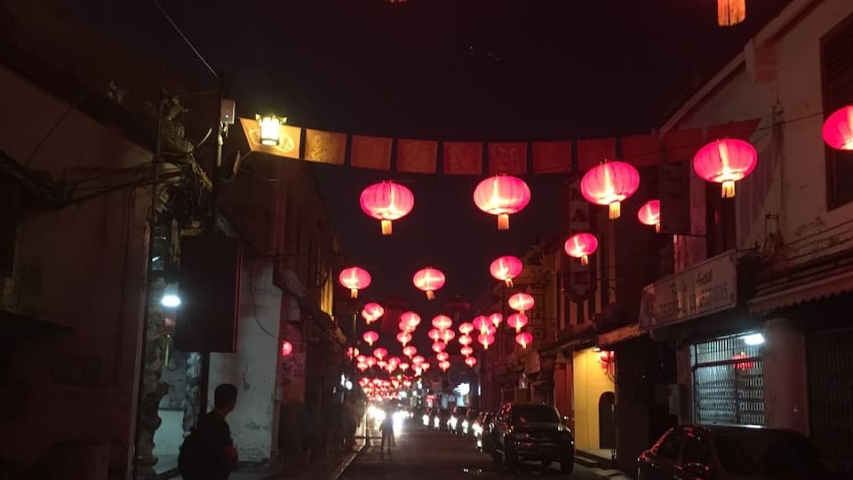Beautiful Melaka a few days before the Chinese Happy New Year. Malaysia and his 4 different peace-communities...
#malaysia #melaka #chinese #jonkerstreet #worldtrip