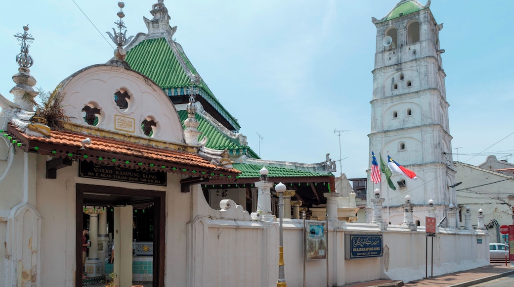 Another beautiful mosque in Malaysia. Malacca City is a small place but seems to have a high number of temples.
Wikipedia - 'The original structure built by Indian Muslim traders in 1748 was a wooden building and in 1872, it was rebuilt in brick. The mosque is one of the traditional mosques in Malacca, which still retains its original design.'