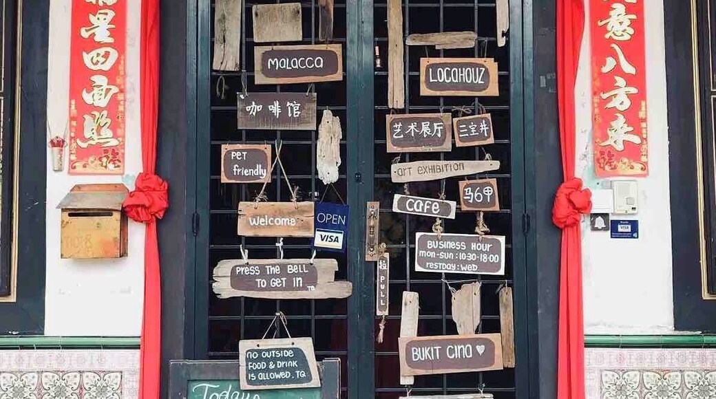 I wasn’t expecting to see these bright red Chinese couplets when I visited the Locahouz cafe. What’s more, you have to press the door bell to enter the restaurant. Once stepped in, I continued to be amazed by the vintage decorations and the delicious, juicy, tender pork belly burgers. It was a cafe experience in the local way. ☕️ #lifeatexpedia #malaysia