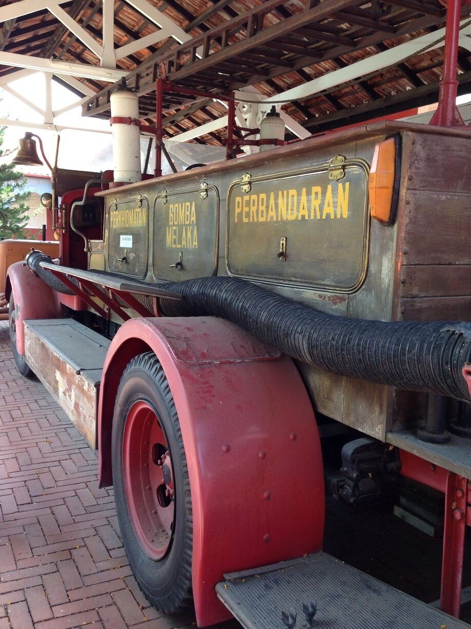 Old fire truck displayed near the stadthuys.