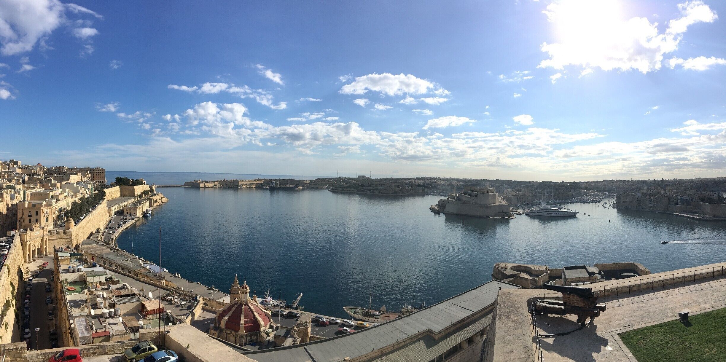 Valletta in Malta : View from the Upper Barraka Gardens on the harbour.
