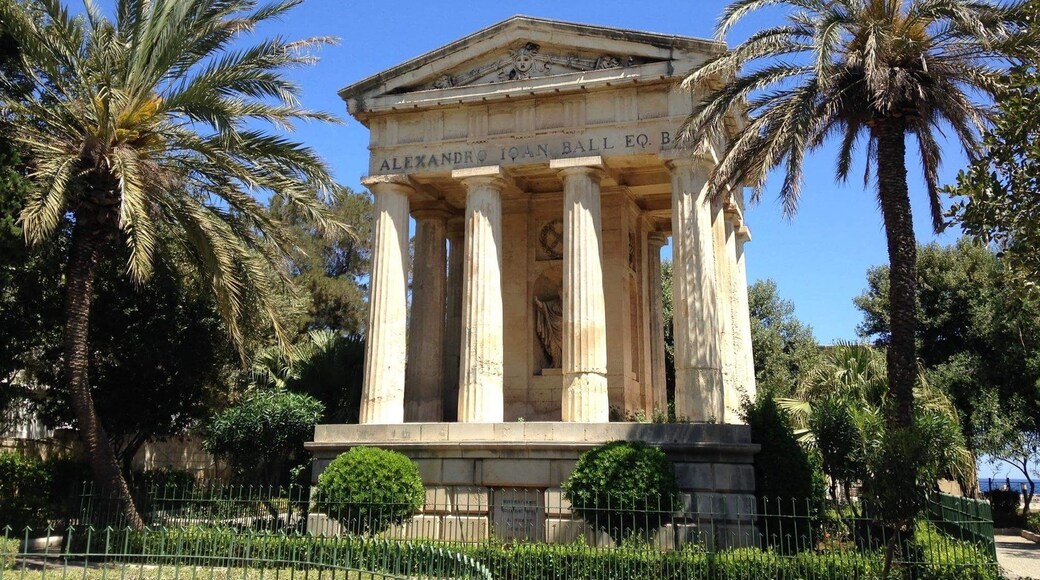The beautiful Lower Barracca Gardens in the lovely Valletta, Malta, from a girly weekend in late April. I went from Europe's northernmost capital in March (Reykjavik) to the southernmost capital (Valletta) in April! #springfun #valletta #malta #southeurope #unescoworldheritage #unescoheritagesite #palmtrees #blueskies #columns