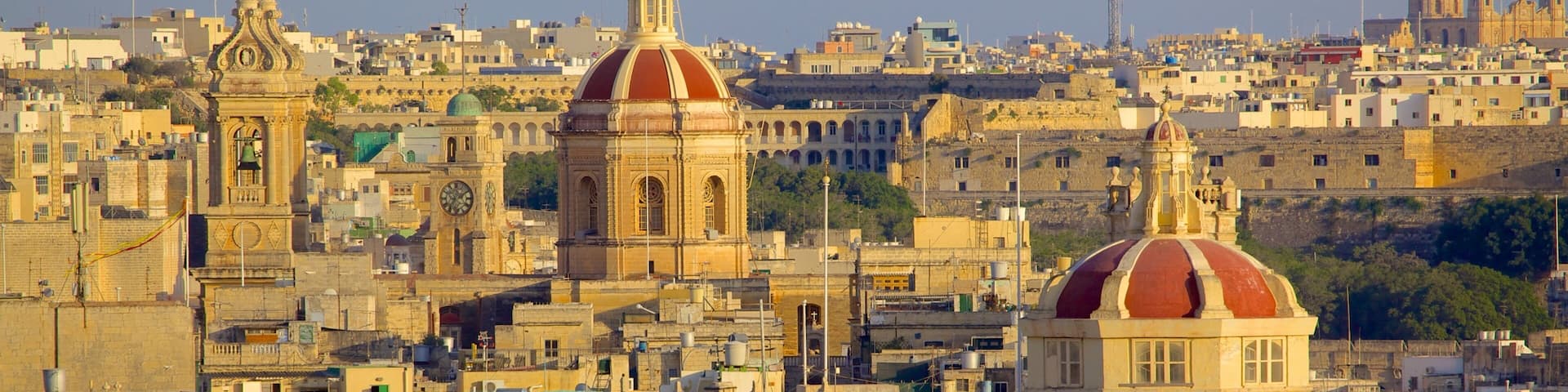 Valletta que inclui um pôr do sol, arquitetura de patrimônio e uma cidade