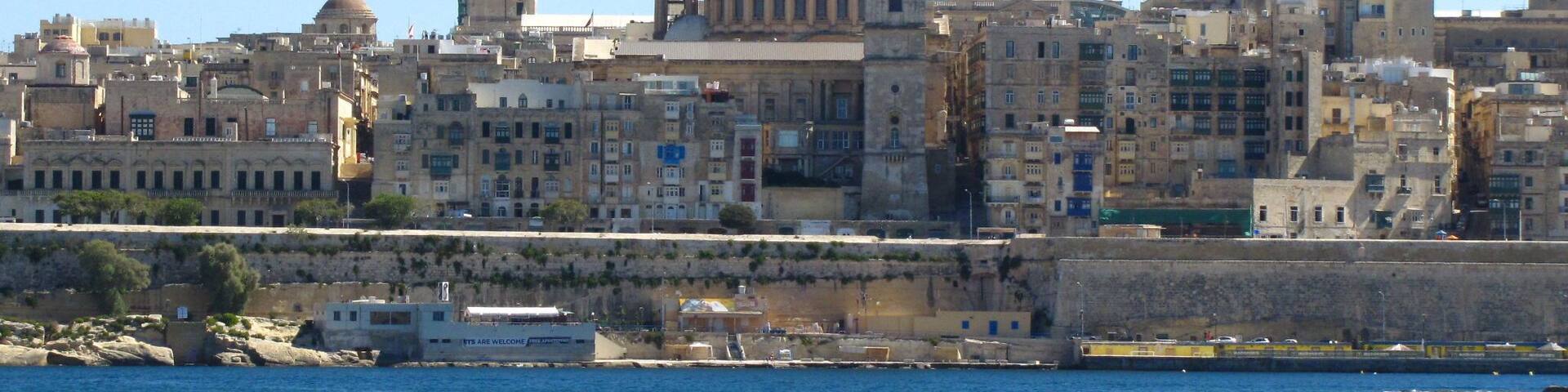 Beautiful view from Sliema Ferry station to Valletta.
If you stay in a hotel in Sliema it only needs 5 minutes with the Sliema Ferry to Valletta. Very fast and easy. A return ticket costs 2.80 Euro.