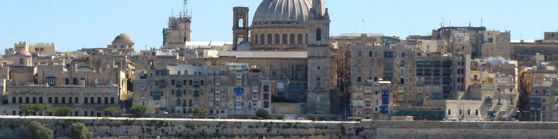 Beautiful view from Sliema Ferry station to Valletta.
If you stay in a hotel in Sliema it only needs 5 minutes with the Sliema Ferry to Valletta. Very fast and easy. A return ticket costs 2.80 Euro.