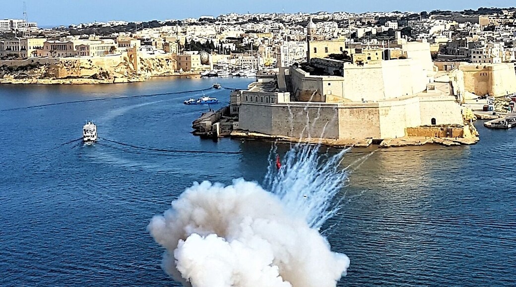 The saluting Battery. Fires at 1200 and 1600 every day.