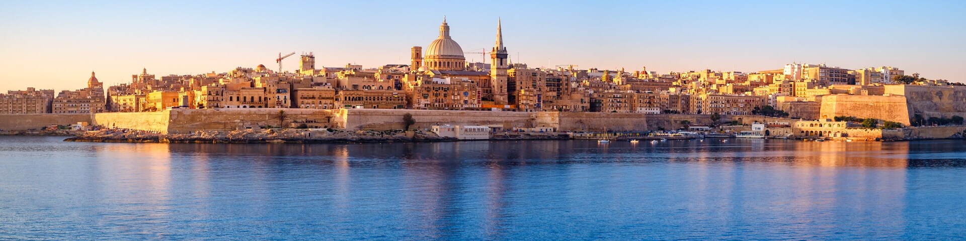 Sunrise over the Valletta city