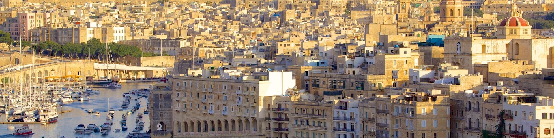 La Valeta que incluye una ciudad, arquitectura patrimonial y un atardecer