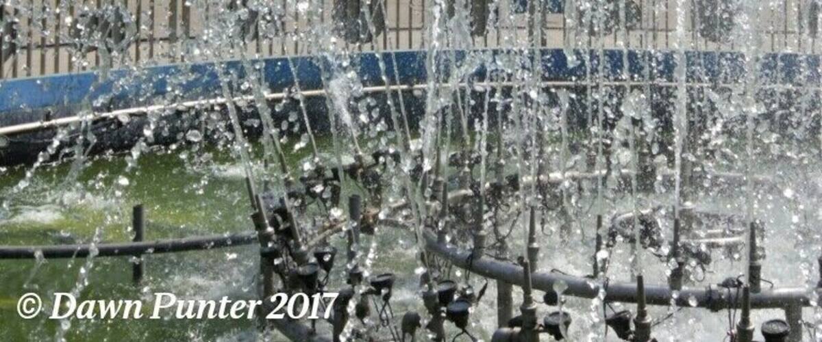 The park gives a welcome bit of shelter from the hectic traffic & heat. Loved the view of the mosque from the central fountain.