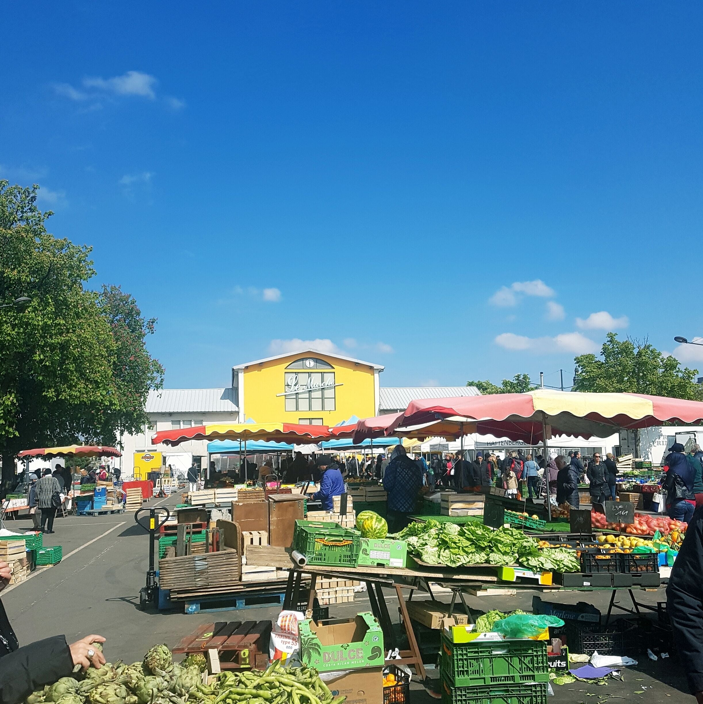 Farmer's markets, though daunting for a non native speaker, are a great way to get fresh produce. It also give you a chance to practise the language. I am in love with the freshness of the food, from cheese to bread to meat and vegetables. Colours and flavours together 😊