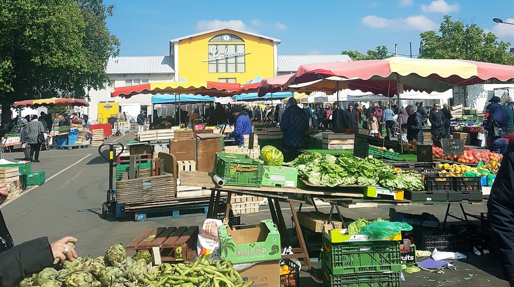 Farmer's markets, though daunting for a non native speaker, are a great way to get fresh produce. It also give you a chance to practise the language. I am in love with the freshness of the food, from cheese to bread to meat and vegetables. Colours and flavours together 😊