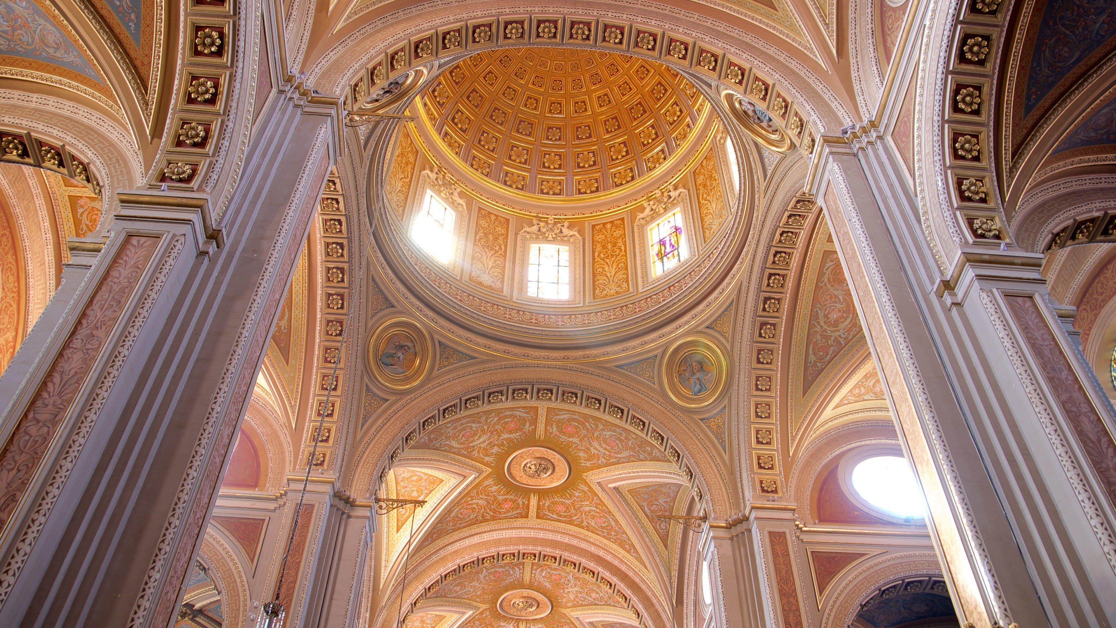 Morelia cho thấy yếu tố tôn giáo, cảnh nội thất và nhà thờ