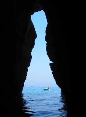 Kleftiko, Milos, Greece. Featuring many caves and rock formations, Kleftiko used to be a hide out for pirates and is accessible only by boat. 💙