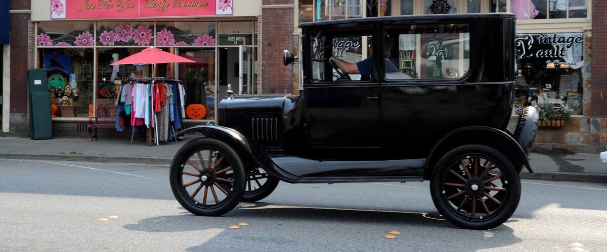 Monroe which includes street scenes