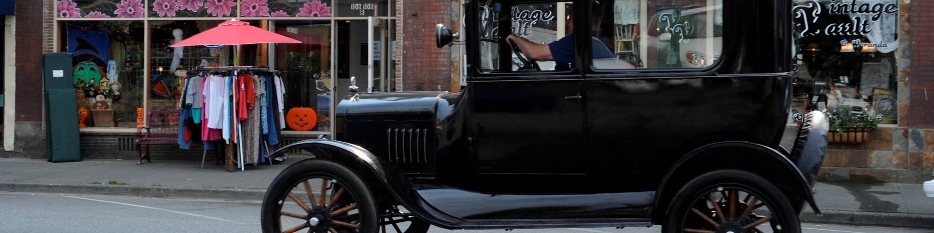 Monroe which includes street scenes