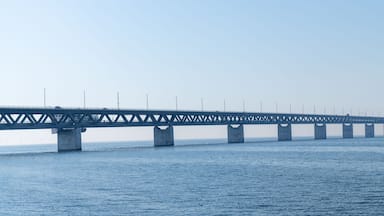 Un puente largo que cruza una extensa masa de agua.